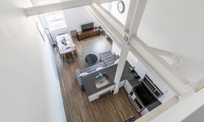Kirkendall North Apartment | GLOBALSTAY . 2BR 2STOREY Loft. Free Parking. Gym