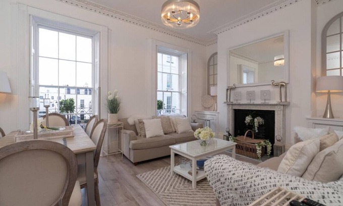 Cheltenham House | Gloucester Place Townhouse Apartment. Hot Tub