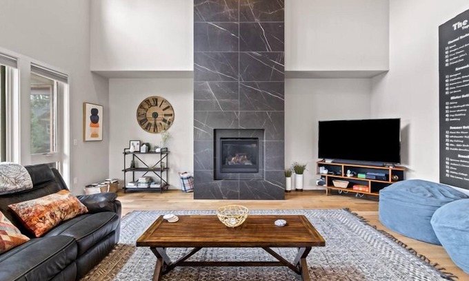 Bend House | Gnarnia - Closest to Mt. Bachelor! 5BR/3.5BA, Jacuzzi