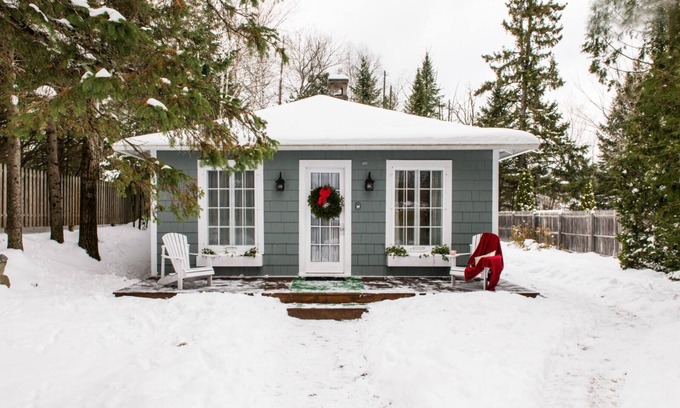 Lake Placid Cottage | ★ GO-Cottage ★ Comfort, Charm, Cozy Vibe ★ King Bed ★ Fenced Yard ★ Walk to town