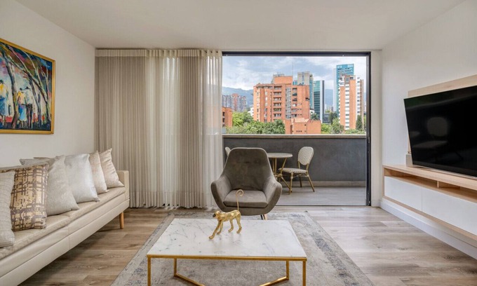 La Aguacatala Apartment | Go Living 506 · Luxury Apt near Milla de Oro with AC & Balcony