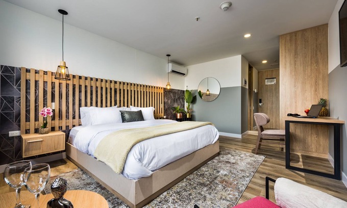 La Aguacatala Apartment | Go Living and Suites by Jalo