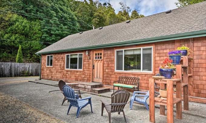 Gold Beach Apartment | Gold Beach Apartment with Activities - 2 Mi to Ocean