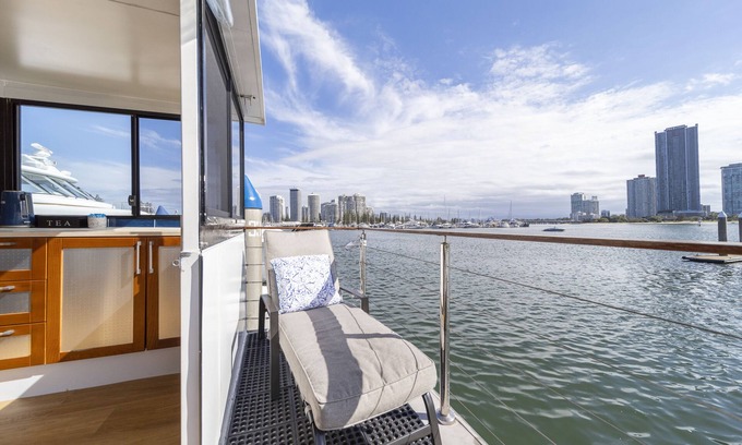 Main Beach Boat Rental | Gold Coast Floating Home, Beach, Restaurants, Pets
