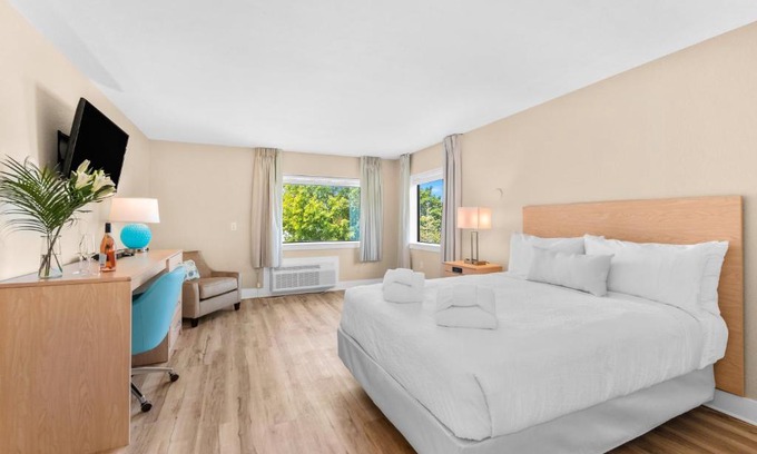 Traverse City Hotel | Gold Coast Inn Breathtaking Sunsets Standard Lake View Room 105