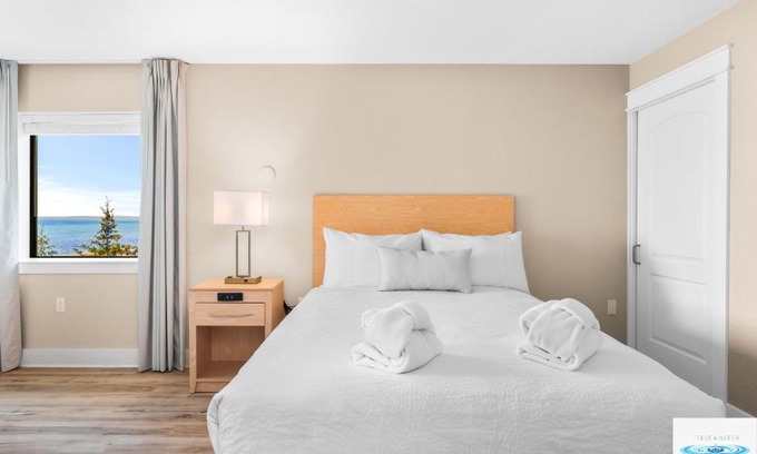 Traverse City Hotel | Gold Coast Inn Breathtaking Sunsets Corner Lake View Room 208