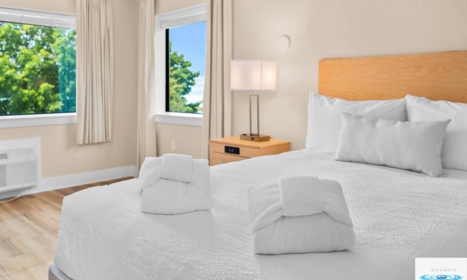 Traverse City Hotel | Gold Coast Inn Breathtaking Sunsets Corner Lake View Room 301