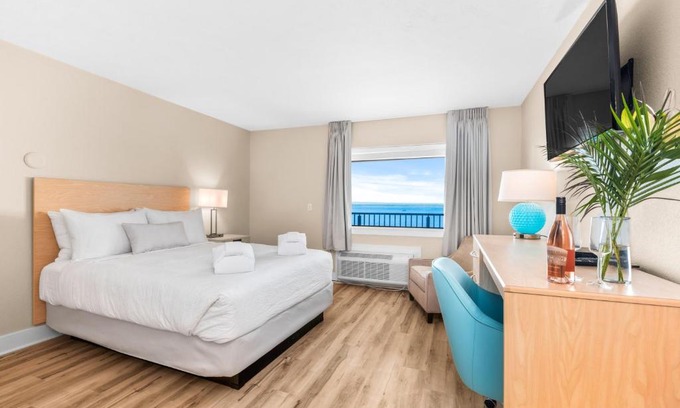 Traverse City Hotel | Gold Coast Inn Breathtaking Sunsets Standard Lake View Room 305