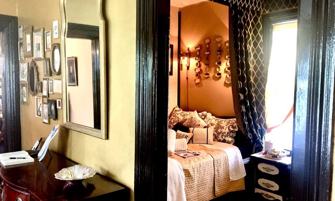 Downtown Niagara Falls Bed & Breakfast | Gold Room at Aaron House. Walk to Everything