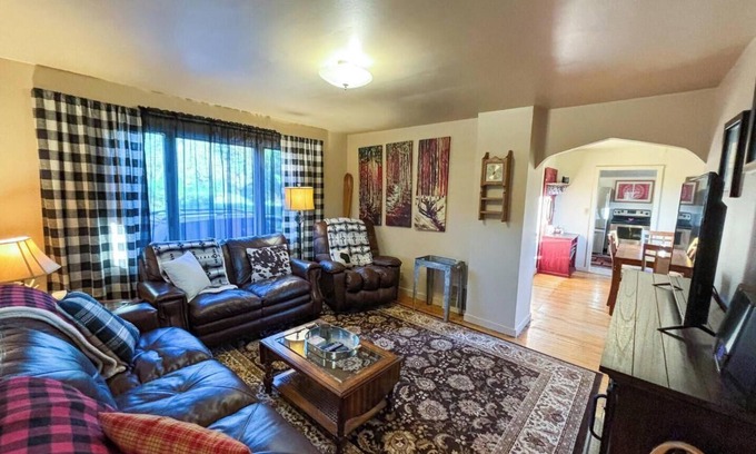 Bessemer House | Gold Street Inn- Pet-Friendly 3BR + Hot Tub Option