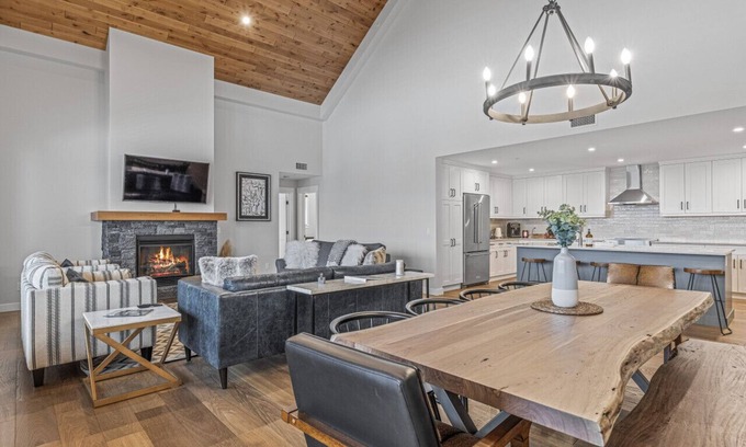 Canmore Condo | Golden Eagle's Nest, Nest in the Rockies