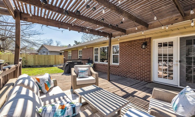 Tulsa House | Golden Era Retreat-3 Miles to Expo-Fully-Fenced-Pet Friendly