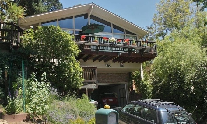 Shepherd Canyon House | Golden Gate Bridge View from Light, Bright Oakland Hills/Montclair Home