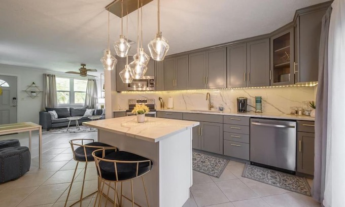 Old Seminole Heights House | Golden Greek and Dexters Cottage Near downtown