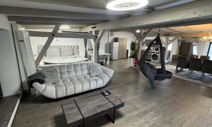 Bahrenfeld Apartment | Golden Grey Loft in Bahrenfeld, Volkspark and Arena