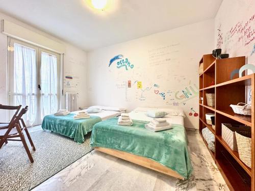 Casoretto Apartment | Golden Luxe - Graffiti House