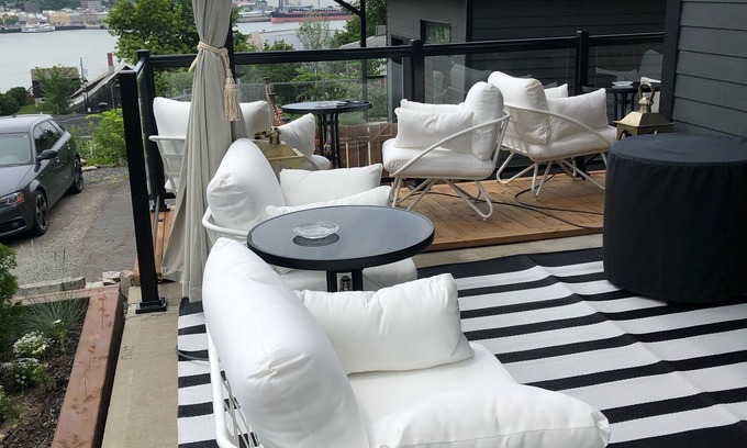 Desjardins Apartment | GOLDEN Suite 16 Guests Special Events Castle View