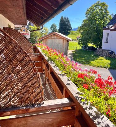 Zaumberg Bed & Breakfast | Goldiger Hirsch by Alpino STAY
