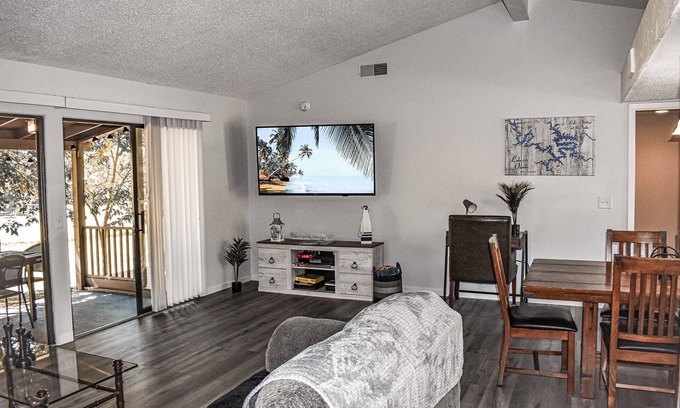 Osage Beach House | Golf course Margaritaville resort area! Pet friendly