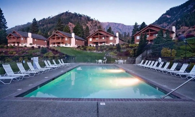Downtown Leavenworth Condo | Golf Course View Condo Quick Walk to Downtown Leavenworth & Resort Pools!