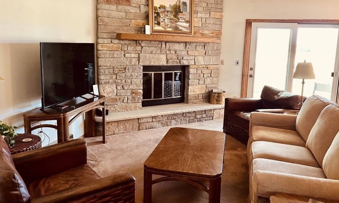 Baileys Harbor Condo | Golf course views - Max Villa