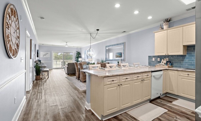 Central Myrtle Beach Condo | Golf & Sunshine - Spacious Condo Overlooking the Green