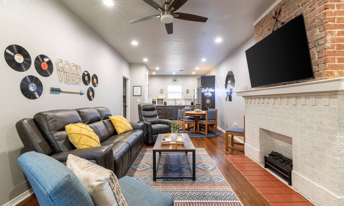 Chickasha House | Good Vibes Chickasha | Fiber | Dog Friendly | W/D