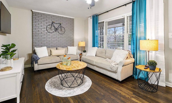 Mableton House | "GoodKarma Rentals"-Monticello Manor. Smyrna Mableton Renovated! Cozy! Clean! md