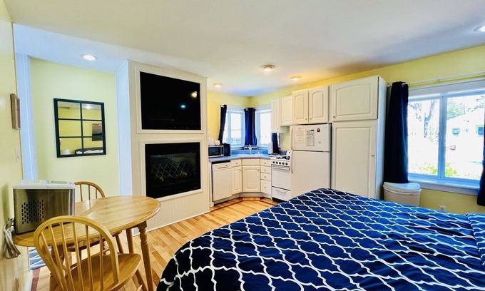 New Buffalo Apartment | Goodrich Studio King Size with Jacuzzi