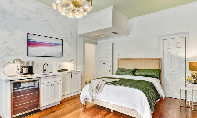 Historic Downtown Savannah Apartment | Gordon Inn Holly