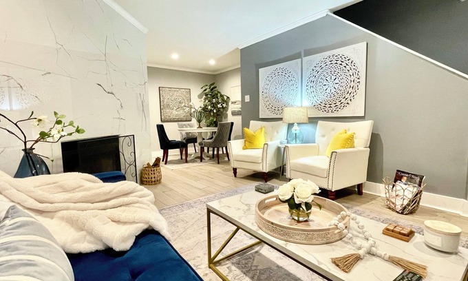 Inniswold Condo | Gorgeous 2-bedroom with 2 en-suite bathsnClose to shops & top dining venues