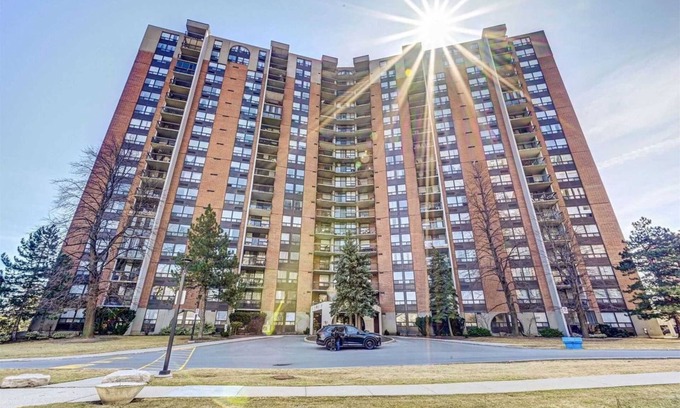 Mississauga Valleys Condo | Gorgeous 3 bedroom condo apartment in Square One Mississauga