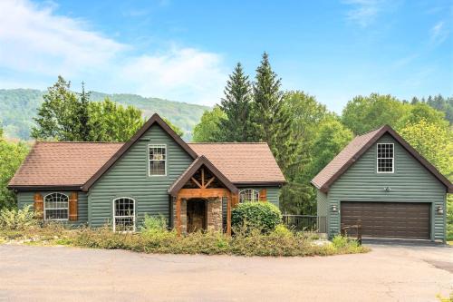 Ellicottville Ski Chalet | Gorgeous 5 Bdr with Hot Tub - Walk to Holi-Mont!