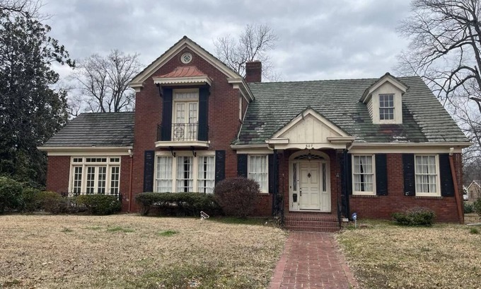 Clarksdale House | Gorgeous 5 Bedroom, 3 Bath Home within walking distance to Downtown Clarksdale!