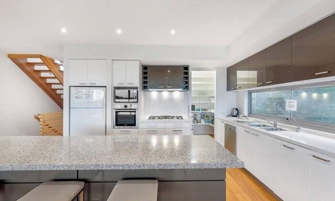 Torquay House | Gorgeous 5 Bedroom - Golf Course Views
