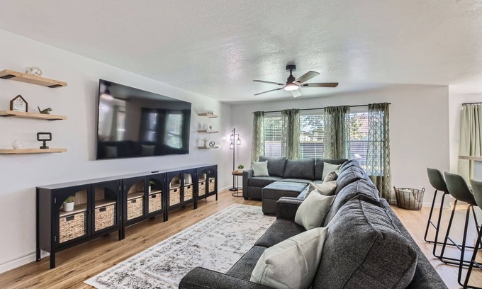 West San Antonio House | Gorgeous 5BR Gem w/Arcade Lackland BMT Seaworld