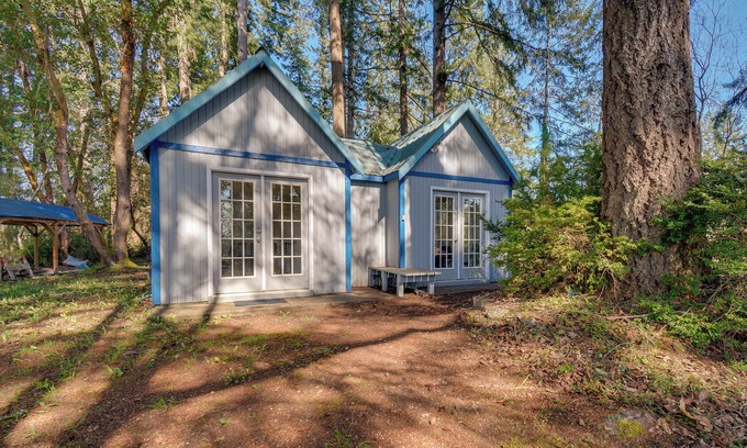 Allyn-Grapeview Cottage | Gorgeous Allyn Getaway - No-bank Waterfront!