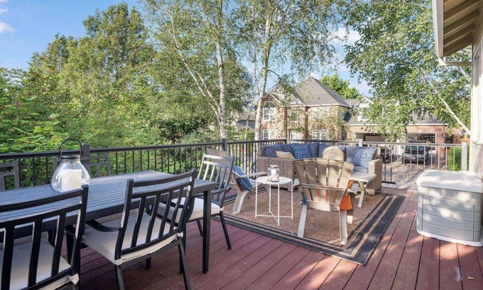 Bull Mountain House | Gorgeous and Comfortable, Pet Friendly, Huge Deck, Ping Pong, Game Room /w Consoles, Open Layout