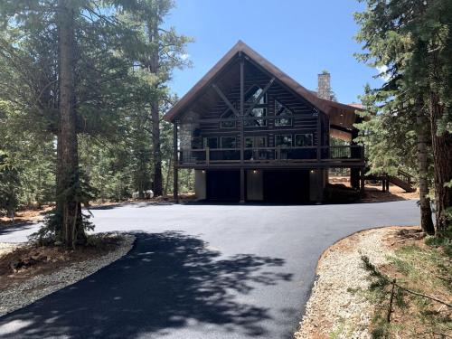 Duck Creek Village House | Gorgeous and Fully Equipped Cabin with Hot Tub in Duck Creek Village, Perfect for a Family Holiday in the Mountains