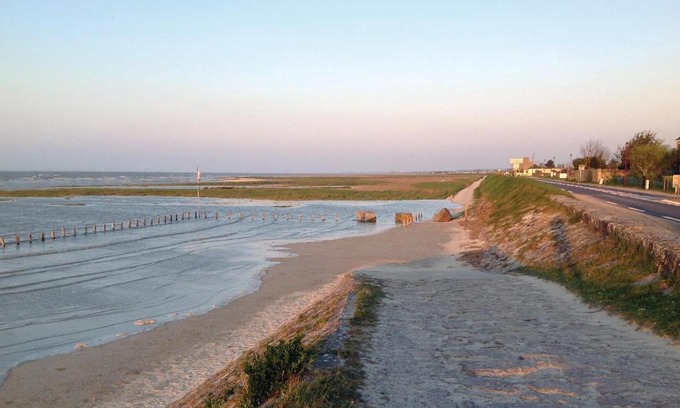 Hirel Apartment | Gorgeous Apartment In Vildé-La-Marine