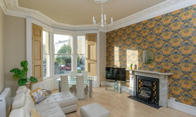 Clevedon Apartment | Gorgeous Apartment Seconds from Seafront Clevedon