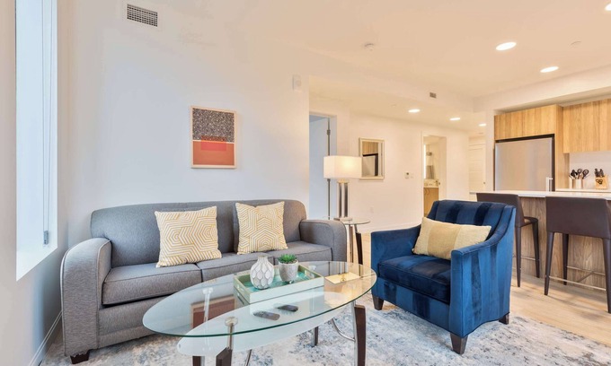 Fenway–Kenmore Apartment | Gorgeous Apt with Kitchen and Gym
