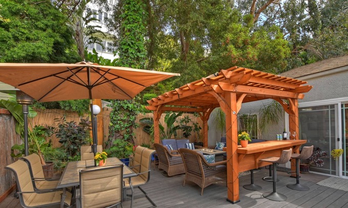 Santa Monica Canyon Apartment | Gorgeous Beach Canyon Guesthouse Steps to Santa Monica Beach