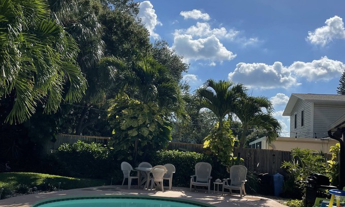 Largo House | Gorgeous Beach town-Tropical Private heated Pool & Tiki Lanai Close to Beaches!