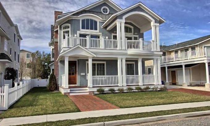 Avalon House | GORGEOUS BEACHBLOCK HOME WITH OCEANVIEWS, HEATED SWIMMING POOL AND ELEVATOR!