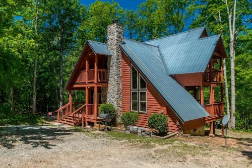 Helen House | Gorgeous Cabin with Pool Table, Fire Pit and Hot-tub in Cleveland, Georgia
