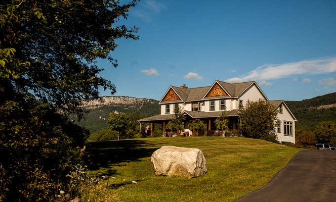New Paltz House | GORGEOUS COUNTRY ESTATE, VIEWS, YEAR-ROUND JACUZZI!