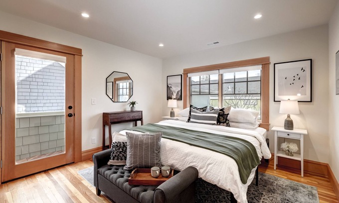 Sabin House | Gorgeous Craftsman Apt in Walkable Alberta Arts