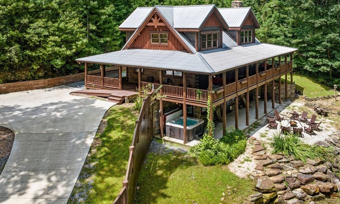 Ellijay Cabin | Gorgeous Creekside Lodge! Sleeps 14! Guesthouse with Huge Game Room! Huge HotTub