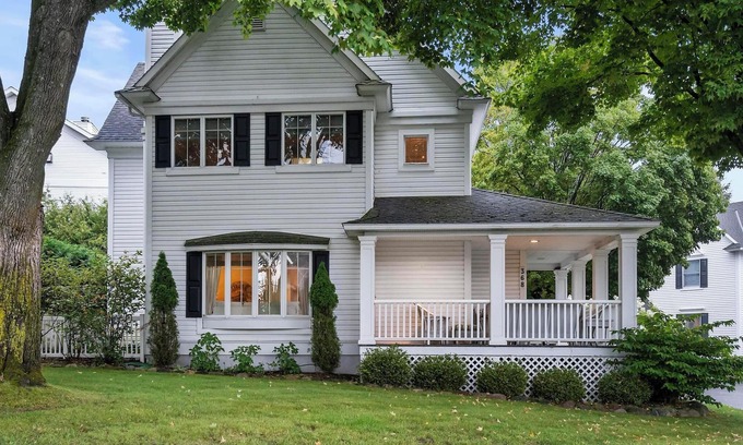 Harbor Springs House | Gorgeous DOWNTOWN Home - Very comfortable, nicely furnished, with garage